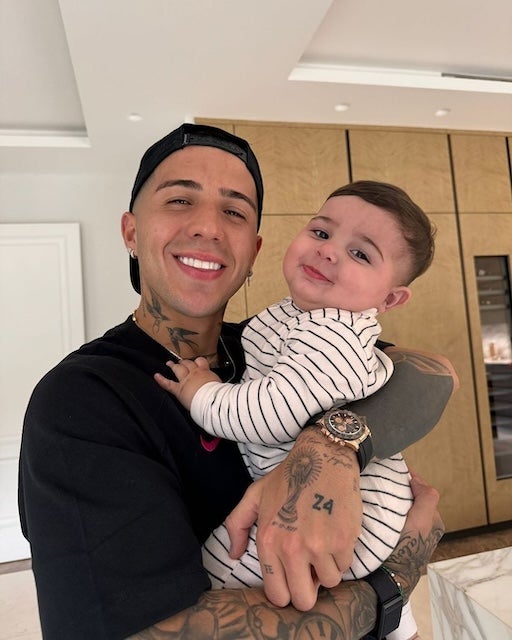 プレーは情熱的で激しい一方で、家族に対しては優しい父親であるエンゾ・フェルナンデス