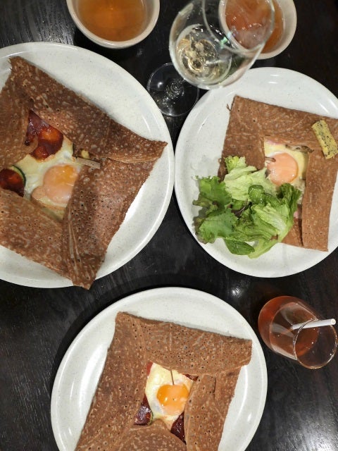 八木アリサの“食べすぎ歩きすぎ”が絵になる理由。ガレットとワインが語る最高の土曜日