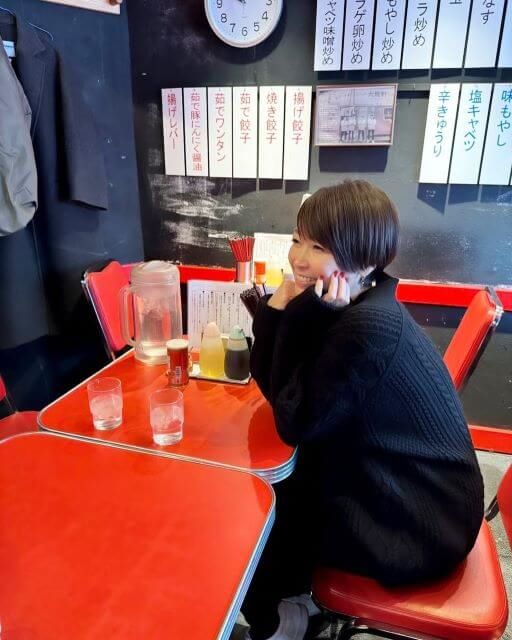 辺見えみり、赤いテーブルが映えるレトロ中華で疲れた心にぬくもりを