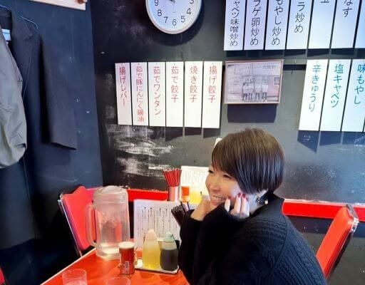 辺見えみり、赤いテーブルが映えるレトロ中華で疲れた心にぬくもりを