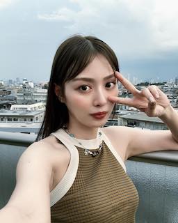 人気女優  驚愕スタイル披露でファン悶絶 短パン×キャミソールの最新ショットにいいね続々