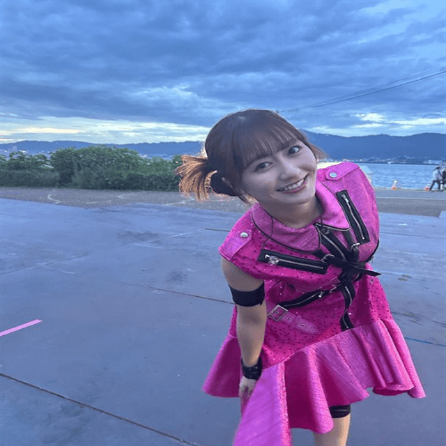 ももクロ佐々木彩夏「IN 琵琶湖」！”ももイロ衣装”を披露しファン→「世界一ピンクが似合う」