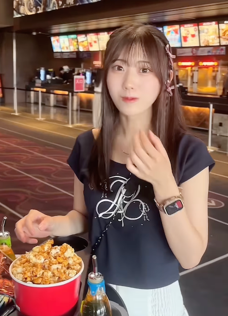 久木田帆乃夏、映画館でのオフショット公開！「鬼滅1色だった」