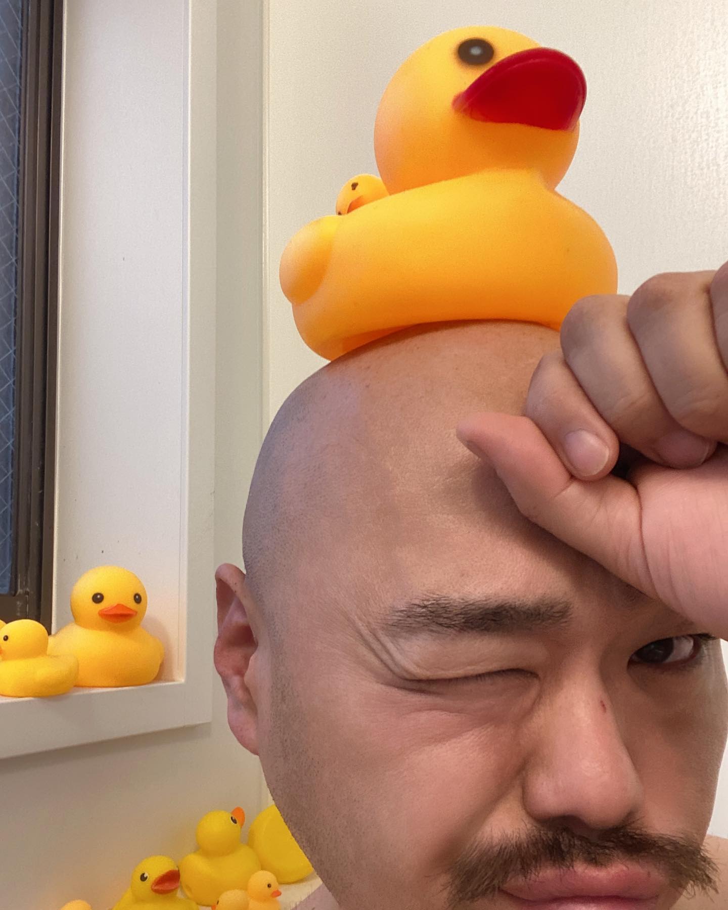 クロちゃんのアヒルとの謎ショットにファンからは「肌荒れしてないですね毛穴レスだし」