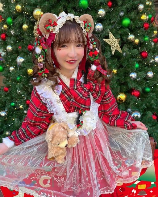 「浅草にかわいいサンタやってきた」あの人気タレントがくまみみ付きのクリスマスお着物コーデを披露！