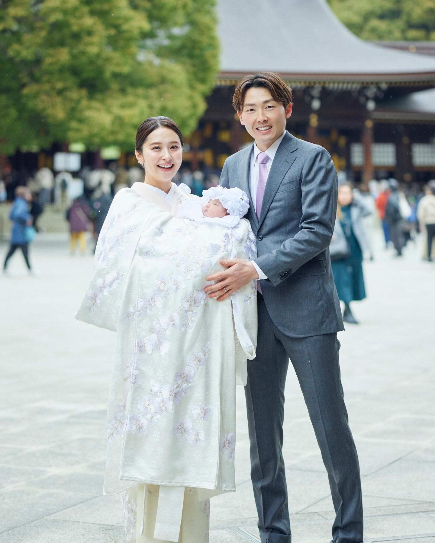 衛藤美彩＆源田壮亮がお宮参り写真公開で「見てるだけで幸せになれる家族」と話題に💕