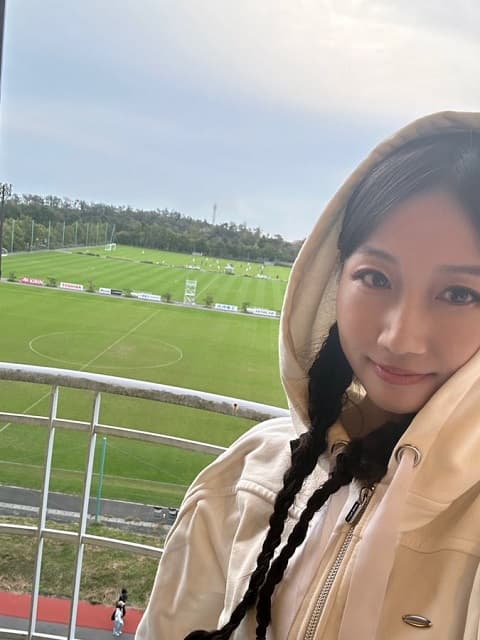 「可愛くてドキッとしちゃいます！」あの人気歌手がホテルでの自撮りを投稿