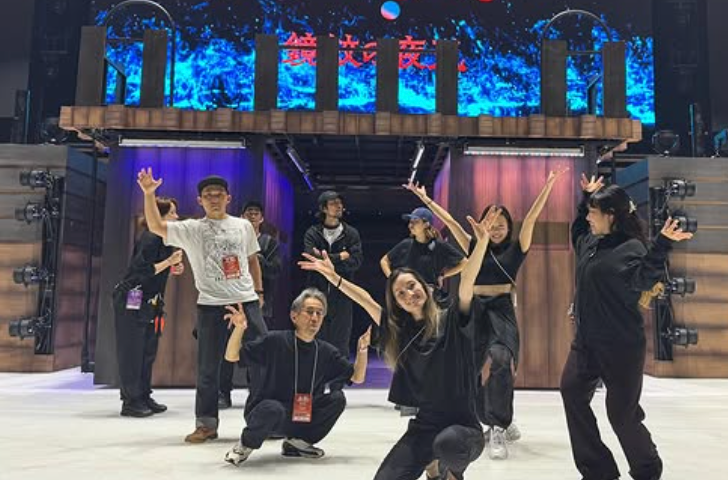 荒川静香、「氷艶2025」千秋楽舞台裏ポーズショット公開