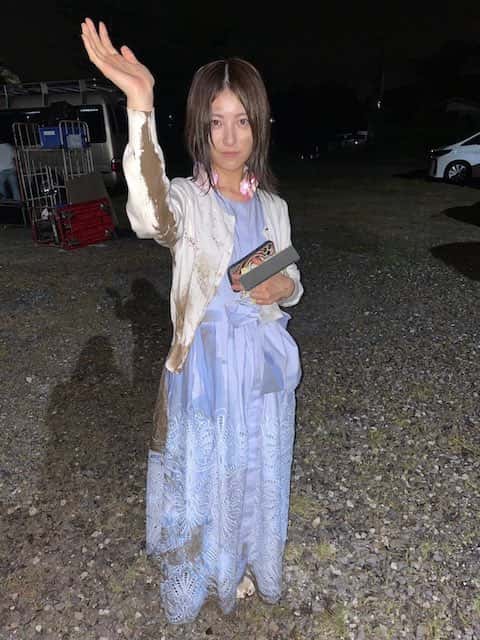泥だらけ！？浜辺美波 主演映画のオフショットを公開📸