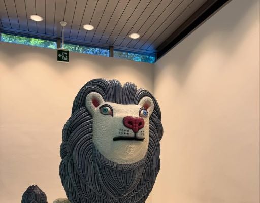 武井壮、ついに遭遇！？不思議な存在感放つ“百獣の王”に思わず立ち止まる