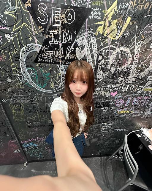 「なんか違った」人気アイドルが流行りの撮り方を再現も失敗？