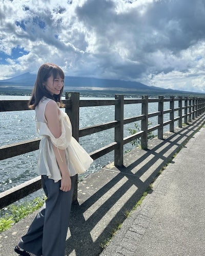 秋元真夏が公開した笑顔のショットにファンが悶絶