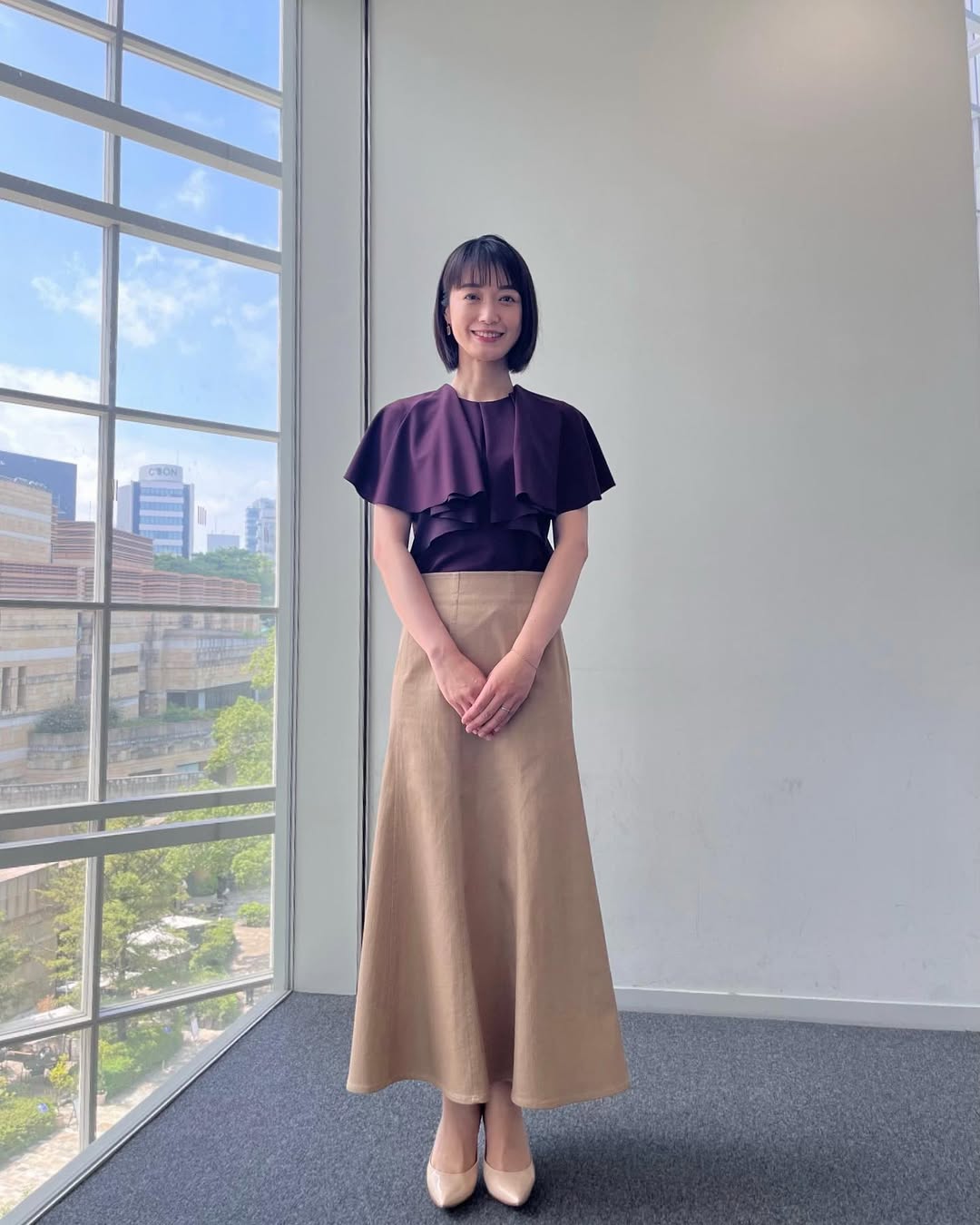 テレビ朝日アナウンサー・八木麻紗子、パープル系のトップスで自撮りを公開！