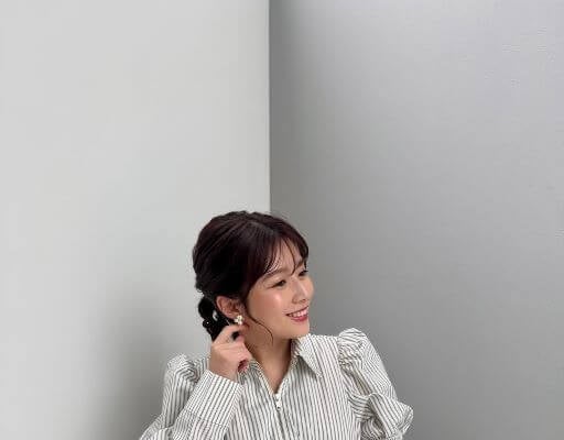 田中萌、上品ストライプコーデで春を先取り。「早くお花見したいなあ」週末の寒さに春待ちモード全開！