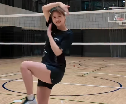 「おじさん集まれ！！」美女バレーボーラー、覚醒のレア”おじさん構文・ダンス”を披露！反響続々「集まってきたぞ〜！」