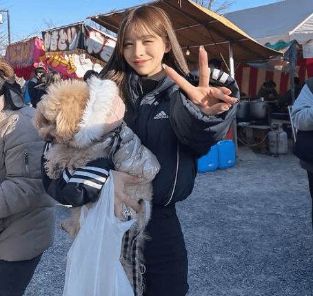 「リング以外でも美しい」可愛すぎと話題のRIZINガール、縁日へ登場！スポーティージャージの美スタイル・愛犬2ショットにファン荒ぶる！