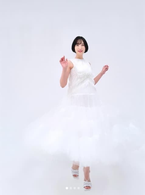 声優・佐倉綾音の純白ドレスショットを公開！美しすぎる姿にファン歓喜