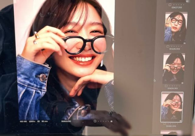 キュートな笑顔で釘付け！岡本夏美が最新ショットを公開