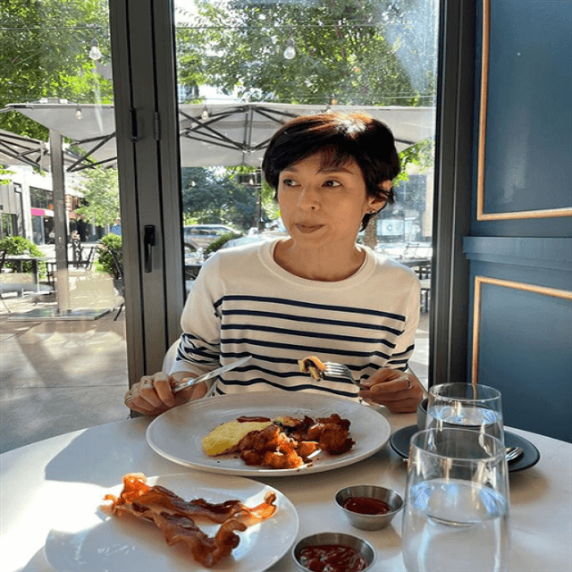 鈴木保奈美、静寂が漂う緑をバックにブランチを大満喫