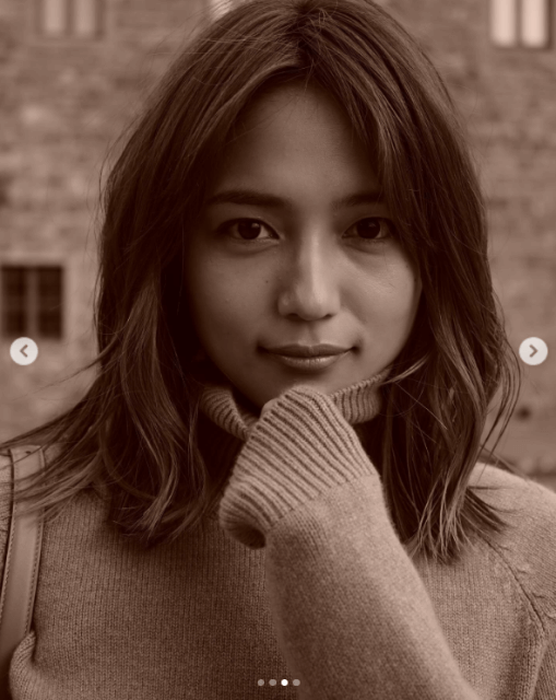 「ほんとFENDIが似合う」川口春奈、セピア色が創り出すレトロな雰囲気にうっとり…。