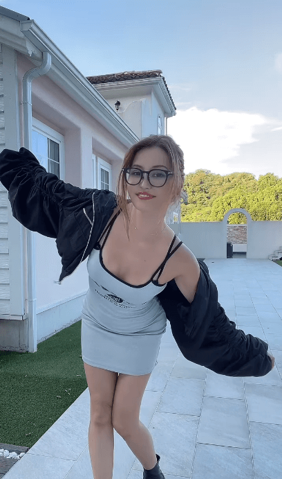 渡辺加苗が青空の下、美バスト眩しいムービーを披露！ファン「最高に尊い」とメロメロに