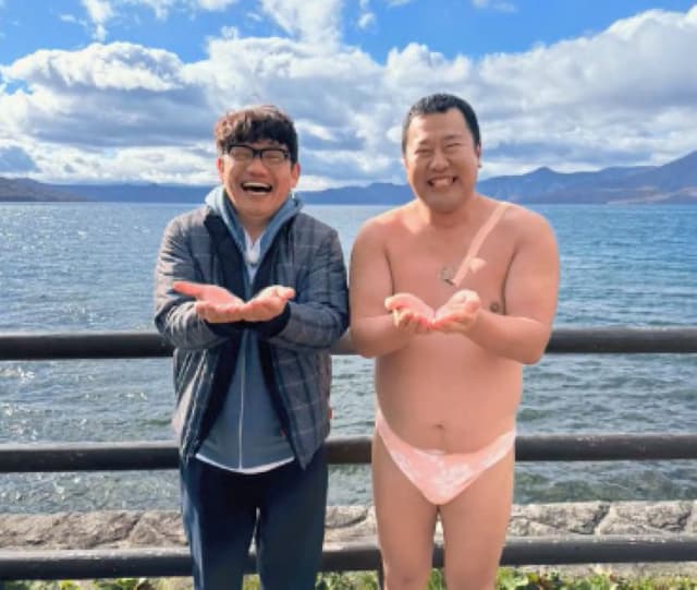 ずん飯尾、北海道ロケで防寒着とともに笑顔！その横では とにかく明るい安村の顔が…？