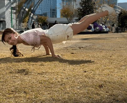 「体幹がすごい！」超人気チアガール、野原の”腕立て空中静止＆ウインク”にファン魅入ってしまう！「一生かけてもできそうにねぇ…」