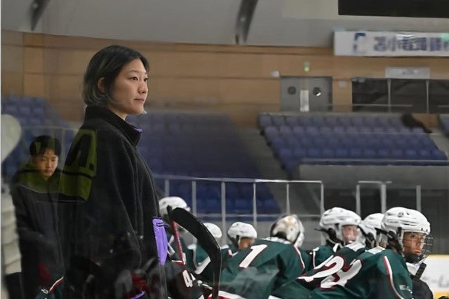 元女子アイスホッケー日本代表・大澤ちほ、リンクで高校生へ教えの夏を全力駆使
