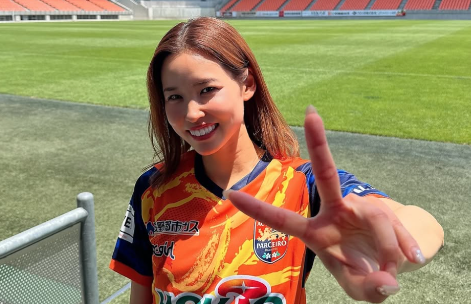 晴天のUスタジアムで笑顔全開！三谷沙也加がホームゲームユニフォーム披露