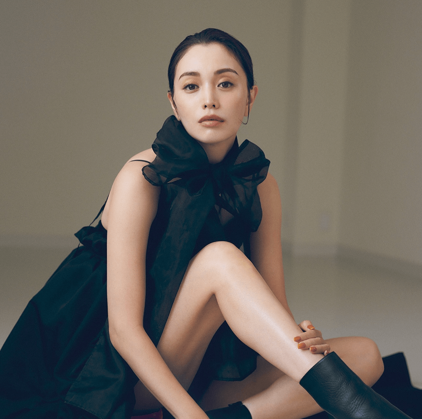 モデル蛯原友里、Instagramで美脚ショット披露！圧倒的美貌にファン大興奮