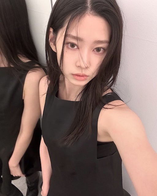 シックな装いで魅了──シンプルさが際立つミンジュの最新投稿