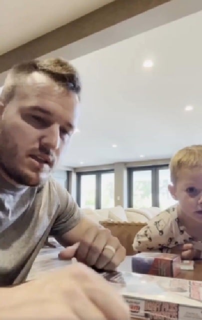 エンゼルスのトラウト、息子とベースボールカード開封動画を公開