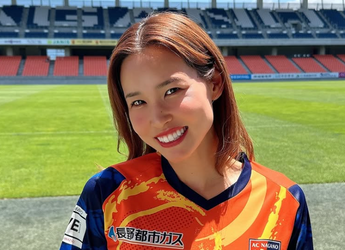 “ユニ姿リラックス”WEリーグ三谷沙也加、オフショットで素顔の笑顔披露