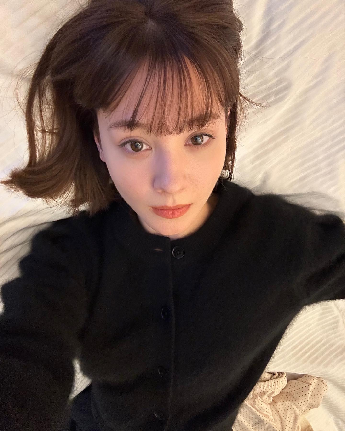 透明感💖トリンドル玲奈、ベッドでの1枚を公開📸「かわいすぎます」