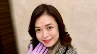 横山めぐみ、冬のエレガンスを披露　ツイードコートと手袋の洗練スタイルに注目