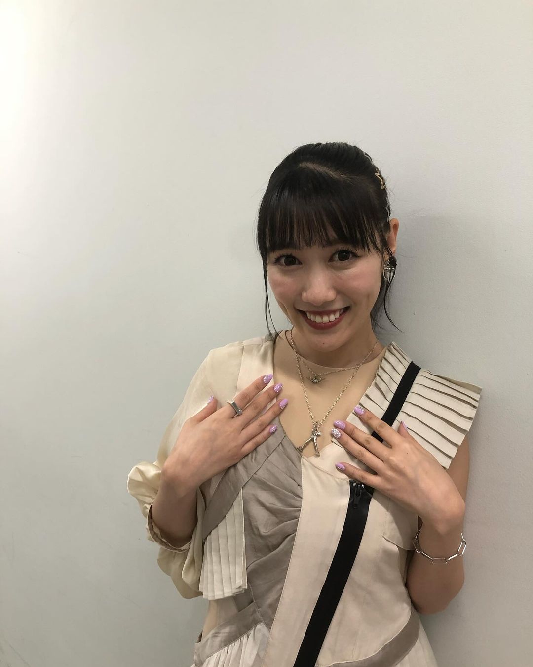 「胸に隠れ◯◯が…」人気アイドルのオフショットにファン騒然