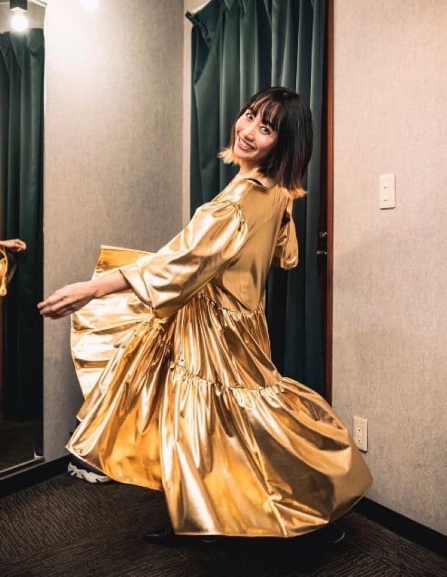 矢井田瞳が金ピカ衣装を披露「眩しかった？？笑」