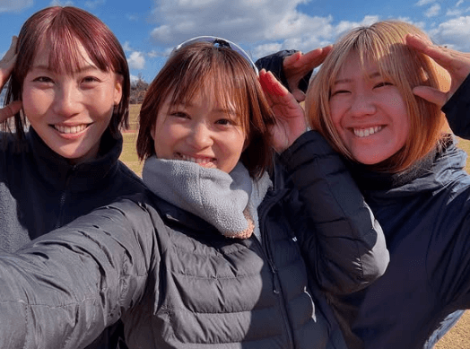 「私の…オアシスたち！！」美女陸上選手が、美女に囲まれる”回復ショット”を披露！「この笑顔に救われる命がある」