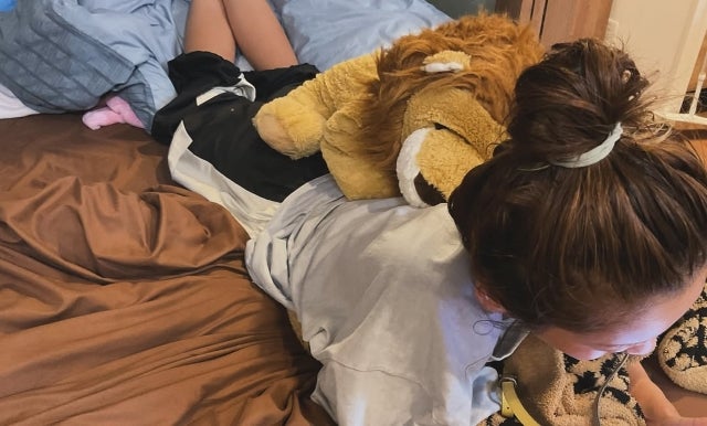 西山茉希、夏休みの親子エピソード公開。「ママの腰に座って」の声にライオンぬいぐるみが登場