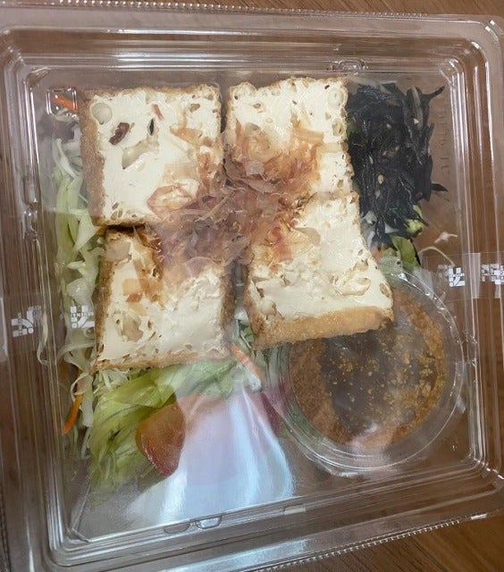 クロちゃんの朝ごはんはセブンイレブンのヘルシー豆腐サラダ！