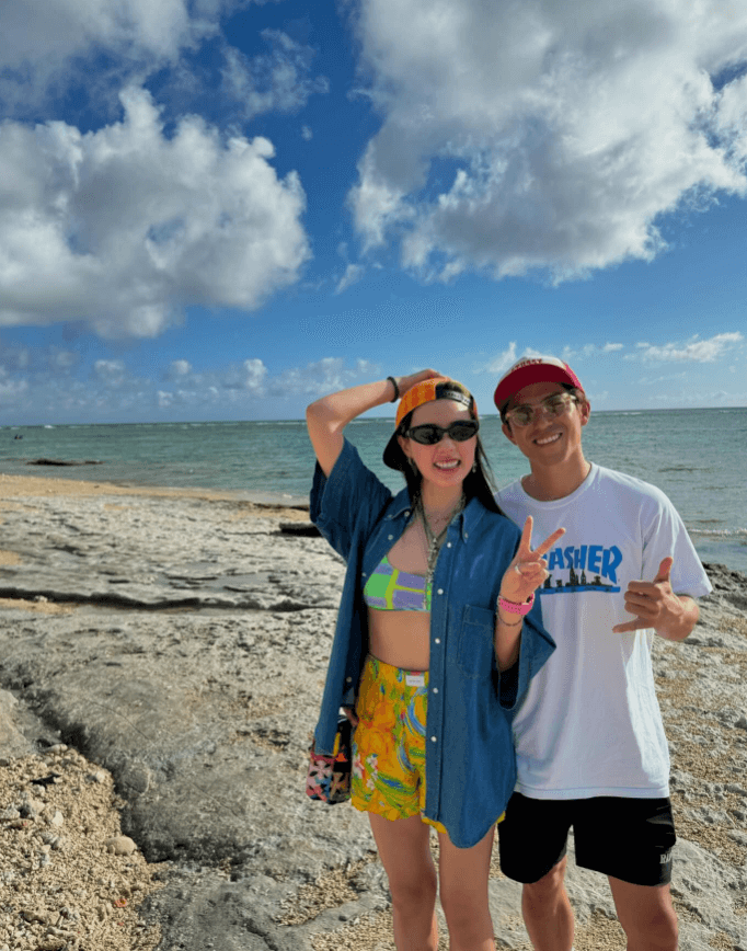 中尾明慶　ビーチで夫婦ツーショット！