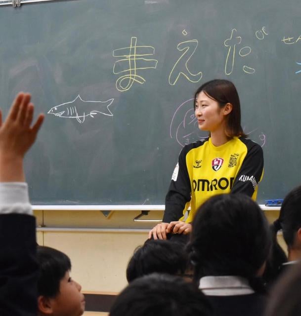 女子ハンドボール・前田優、小学生にキャリア教育講話！夢や憧れを大切にとエール