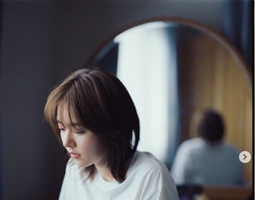 唐田えりか、実家での撮影ショットを公開──新連載『面影』始動を報告