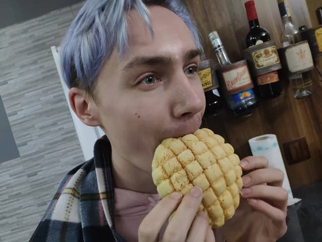 「ご安心ください。我々は仲間です」日本推しラトビア人が国境を越えた”あるある”に「メロンパン食べて忘れよう」