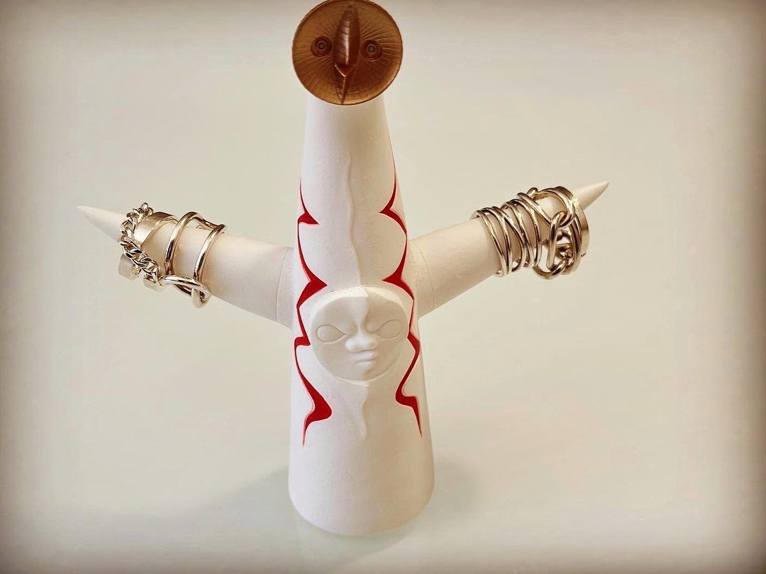 齋藤飛鳥が指輪ショットを公開💍一風変わったリングスタンドが話題に💬