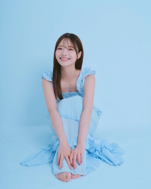 新谷姫加が「ブルーに溶け込む奇跡の1枚」、素肌感あふれる微笑みに心まで洗われる