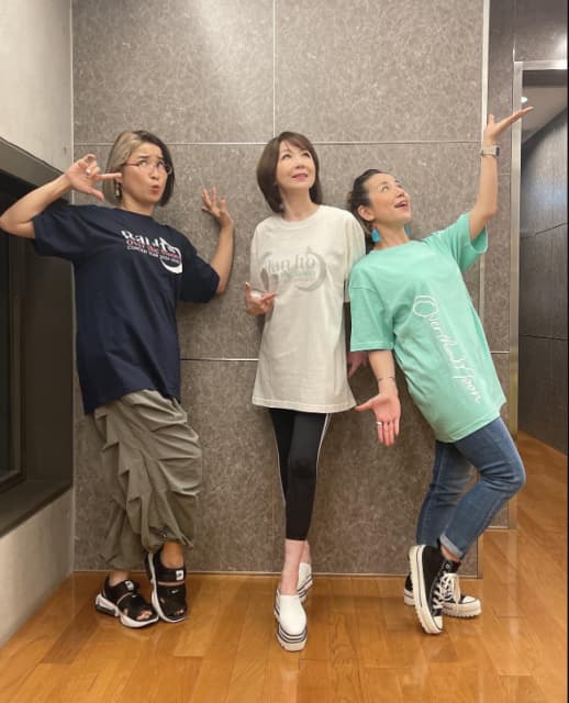 伊藤蘭、25日から始まるコンサートのグッズTシャツをお披露目！