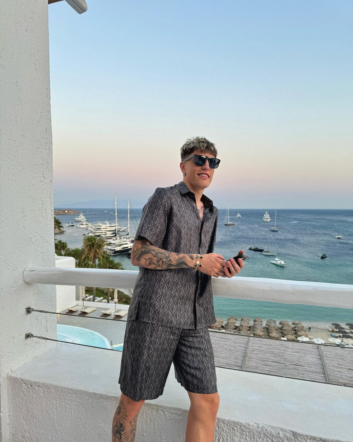 「息子との２Sも披露」ユナイテッドの若きウイングがオフを満喫！