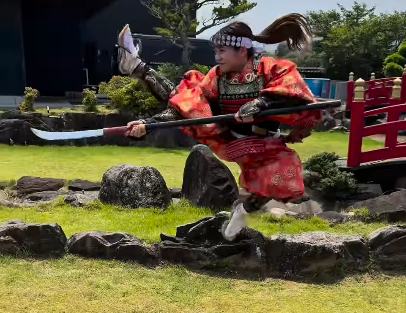 『武将の正体はくノ一！？』美しいと話題の体操金メダリスト、長刀持ちの飛び蹴り＆バク転を披露！反響ラッシュ