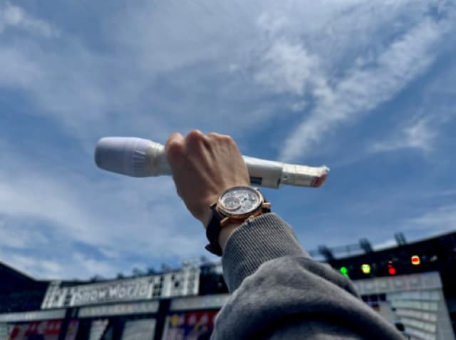 「よろしく日産スタジアム」SnowMan・佐久間大介が日産スタジアムの舞台上へ